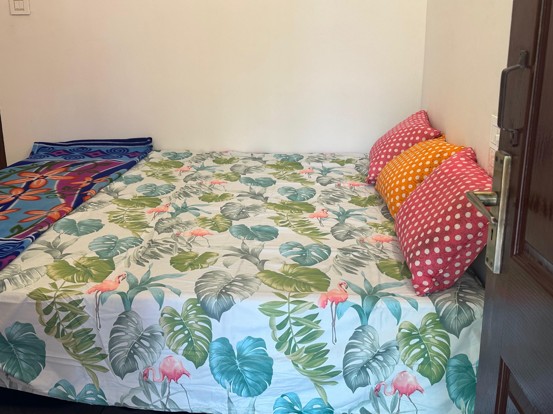 Couple Room at Nilayoram Stay — Cozy room with fresh tropical bedding, perfect for couples.